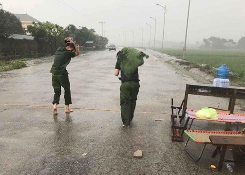 Mưa gió không làm nản lòng lực lượng bảo vệ khu cách ly